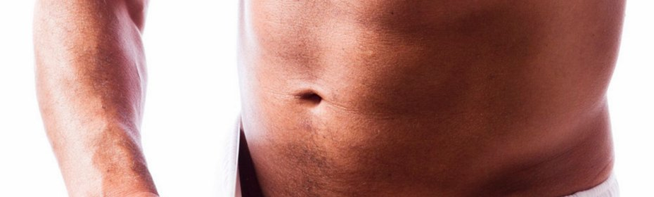 Bir adam penisini vakum pompası kullanarak büyütüyor